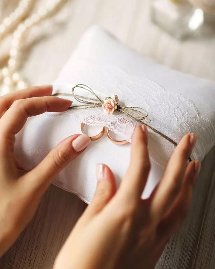 Vankúšik na obrúčky biely s čipkou 2/4